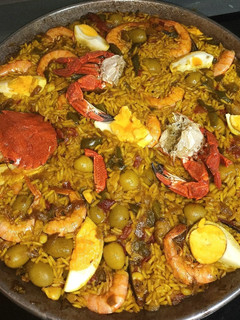 Una foto de Paella de marisco deliciosa