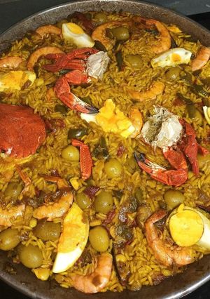 Una foto de Paella de marisco deliciosa