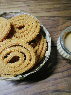 क्रिस्पी और क्रंची चकली (crispy aur crunchy chakli recipe in Hindi) रेसिपी मुख्य फोटो