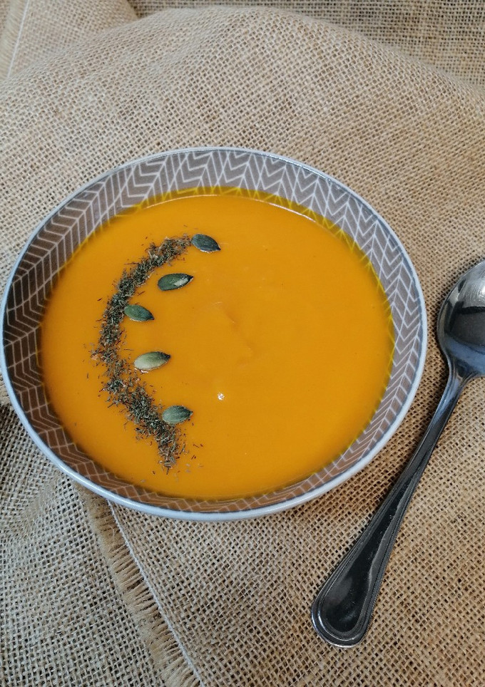 Una foto de Crema de zanahoria y puerro con pimientos asados