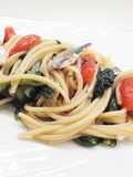 Spaghetti scanalati con sarde, catalogna e datterini