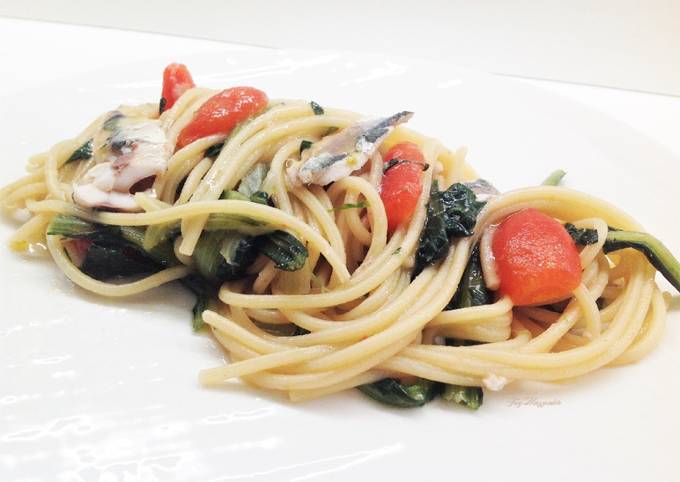 Spaghetti scanalati con sarde, catalogna e datterini