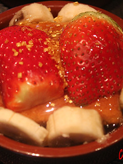 Una foto de Sobao con fresas y plátano