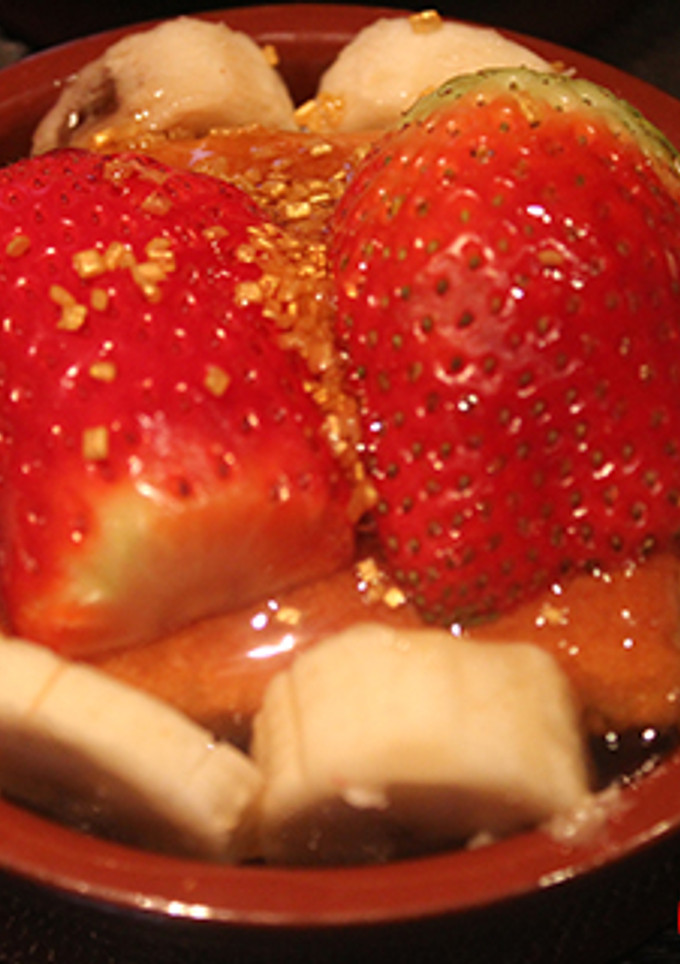 Una foto de Sobao con fresas y plátano