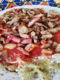 Farfalle tricolor con champiñones y beicon