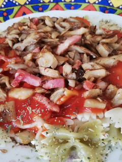 Una foto de Farfalle tricolor con champiñones y beicon