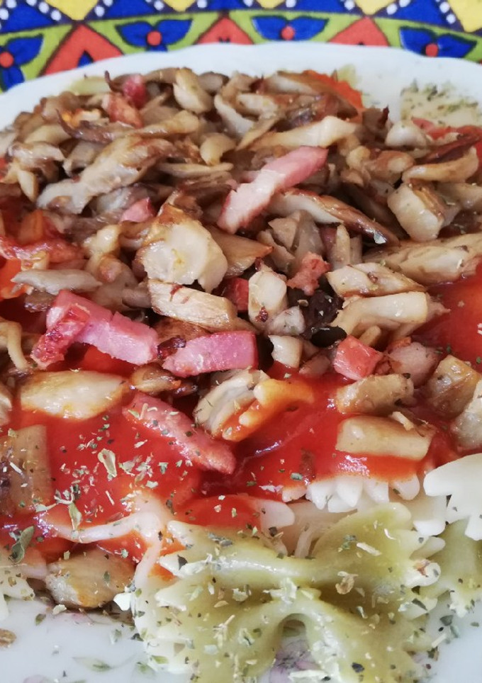 Una foto de Farfalle tricolor con champiñones y beicon
