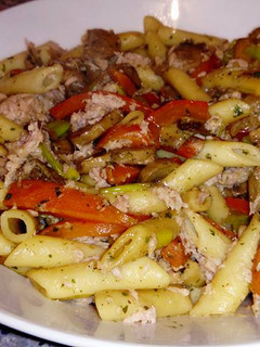 Una foto de Macarrones con verduras salteadas y atún, muy saludable