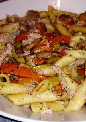 Foto principal de Macarrones con verduras salteadas y atún, muy saludable