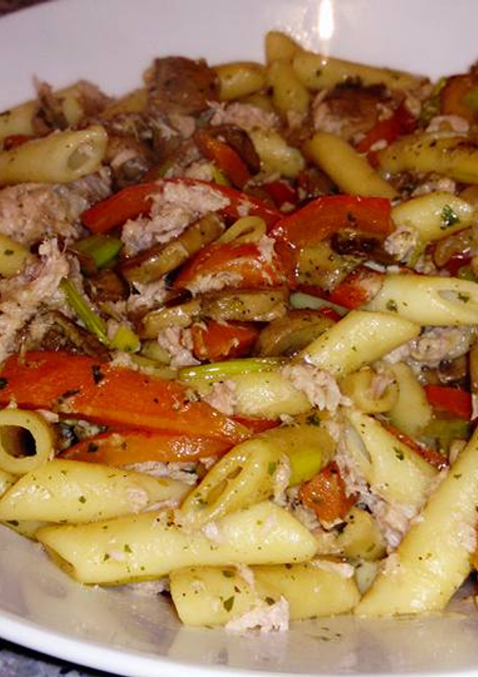 Una foto de Macarrones con verduras salteadas y atún, muy saludable