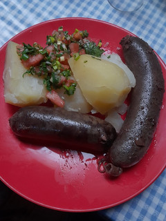 Una foto de Prietas con papas cocidas