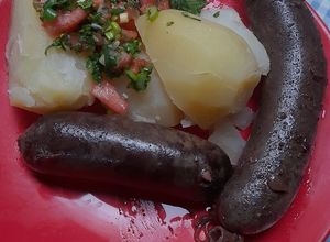 Una foto de Prietas con papas cocidas