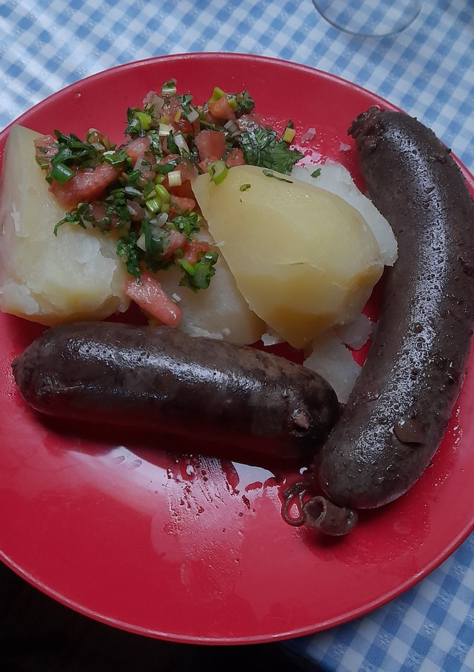 Una foto de Prietas con papas cocidas