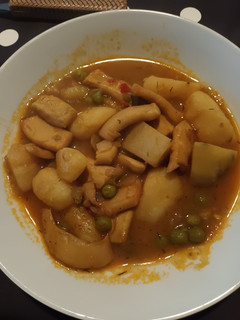 Una foto de Guiso de patatas con chocos o potón y guisantes