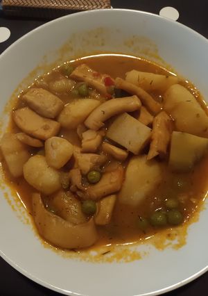 Una foto de Guiso de patatas con chocos o potón y guisantes