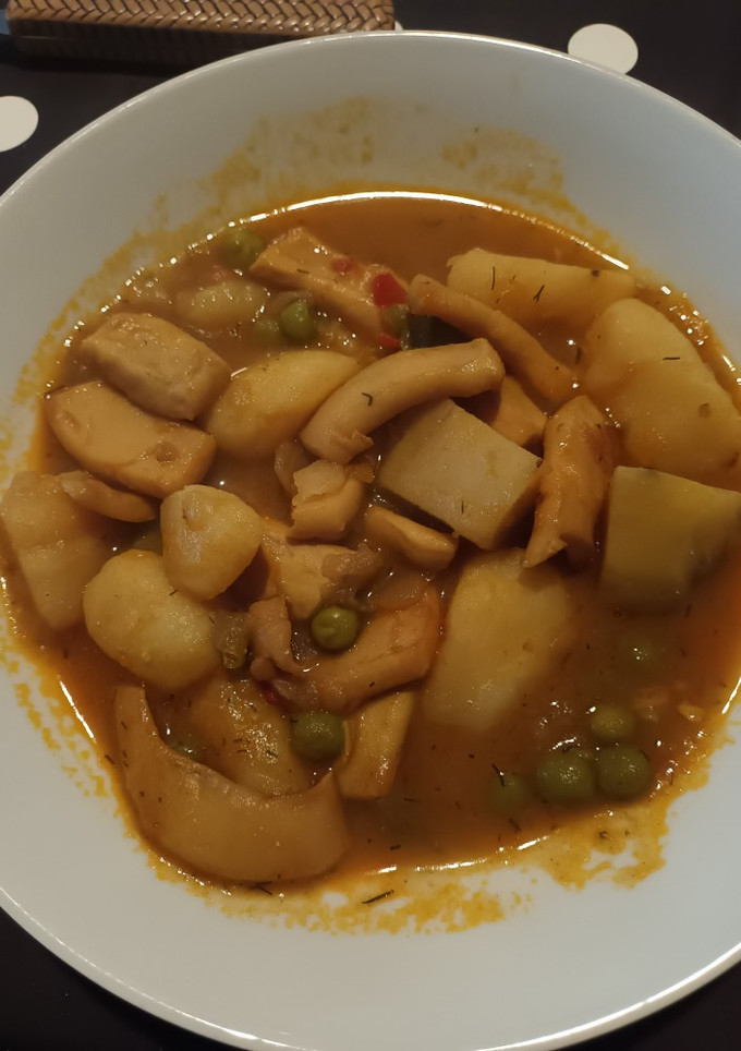 Una foto de Guiso de patatas con chocos o potón y guisantes