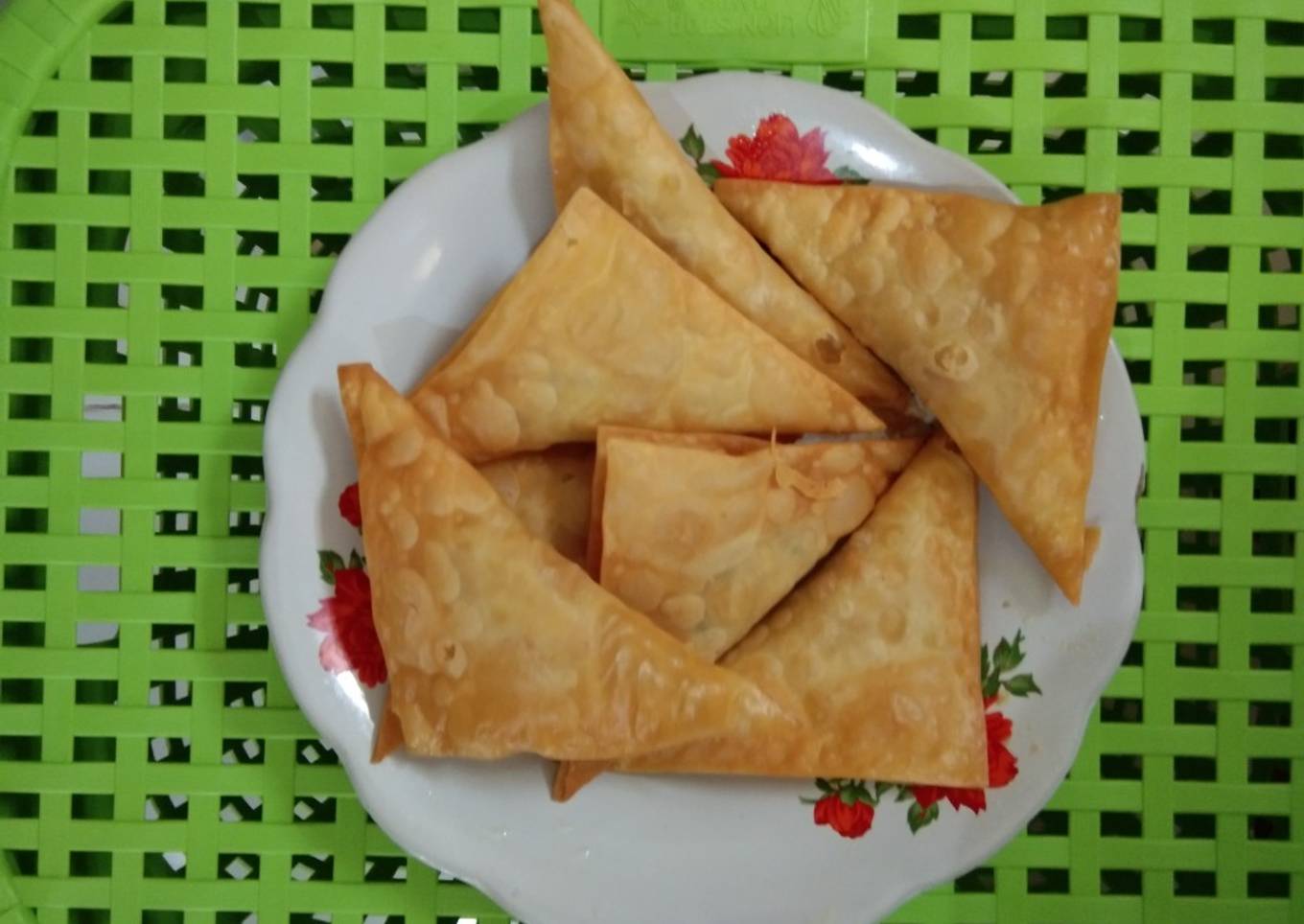 Pangsit goreng tahu sosis istimewa