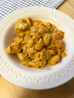 Una foto de Pollo al curry con tomate y cebolla caramelizada - Receta para batch cooking
