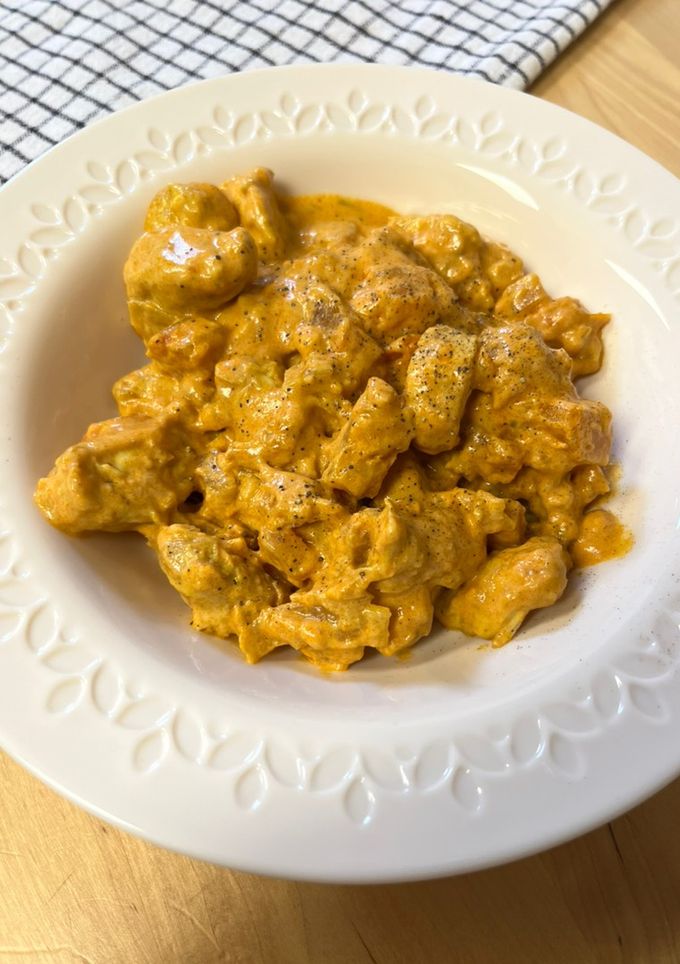 Una foto de Pollo al curry con tomate y cebolla caramelizada - Receta para batch cooking