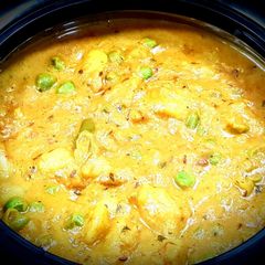 A picture of Aloo Matar (Creamy Version).