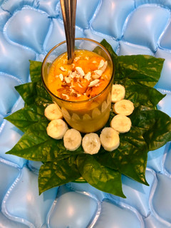 मॅंगो बनाना डेट क्रन्ची स्मुदी (mango banana date smoothie recipe in marathi) रेसिपी चे मुख्य फोटो