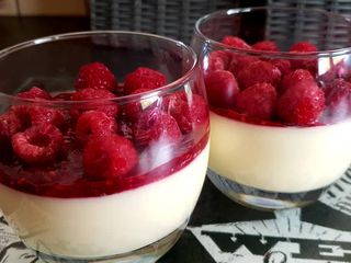 Panna cotta vanille avec coulis et framboises 💕