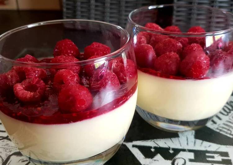 Panna cotta vanille avec coulis et framboises đ