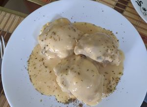 Una foto de Contramuslos de pollo en salsa bechamel