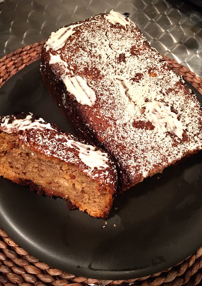 Una foto de Bizcocho de plátano y chocolate blanco en panificadora