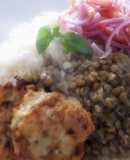 Lentejitas con Arroz Blanco, Tortitas de Pescado y Sarza de Cebolla y Tomate
