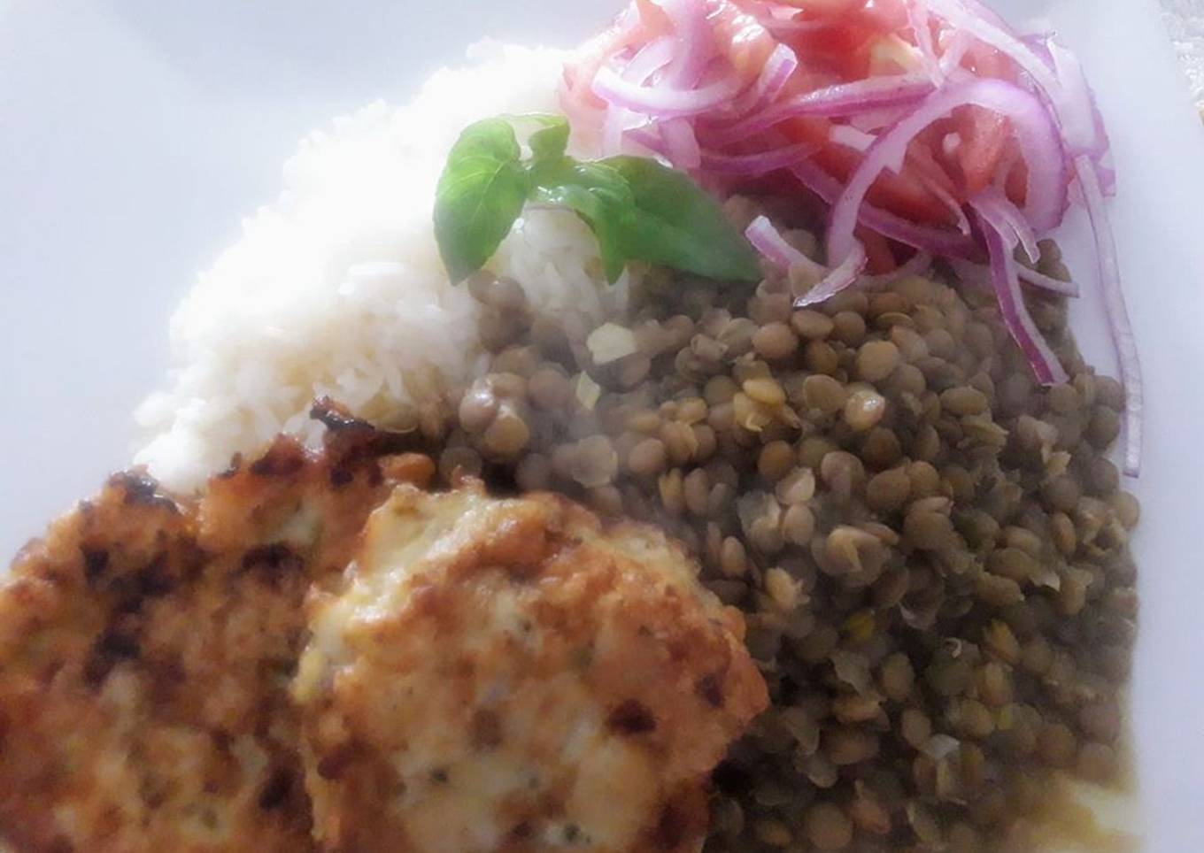 Lentejitas con Arroz Blanco, Tortitas de Pescado y Sarza de Cebolla y Tomate