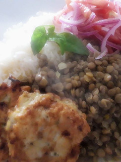 Una foto de Lentejitas con Arroz Blanco, Tortitas de Pescado y Sarza de Cebolla y Tomate