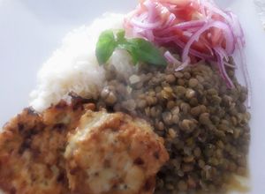 Foto principal de Lentejitas con Arroz Blanco, Tortitas de Pescado y Sarza de Cebolla y Tomate