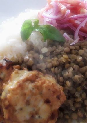 Una foto de Lentejitas con Arroz Blanco, Tortitas de Pescado y Sarza de Cebolla y Tomate