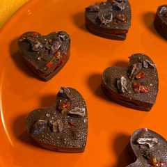 Una foto de Mini chocolatitos rellenos de fresa y Almendra