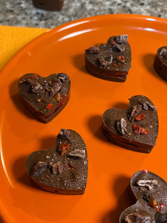 Una foto de Mini chocolatitos rellenos de fresa y Almendra
