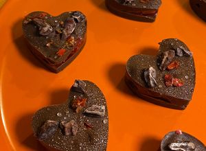 Una foto de Mini chocolatitos rellenos de fresa y Almendra