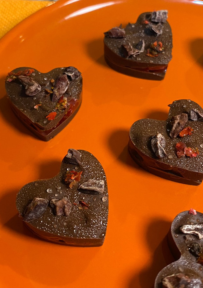 Una foto de Mini chocolatitos rellenos de fresa y Almendra