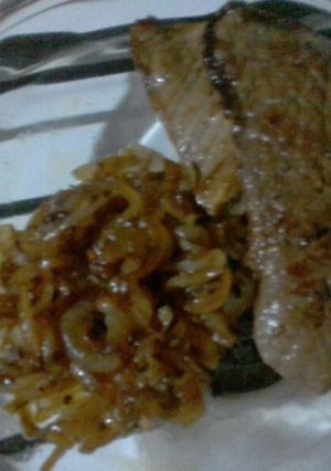 Una foto de Bifes con cebolla caramelisada