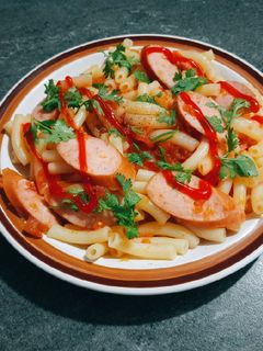 Hình của món Nui xào xúc xích xông khói.