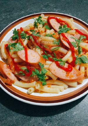 Hình của món Nui xào xúc xích xông khói.