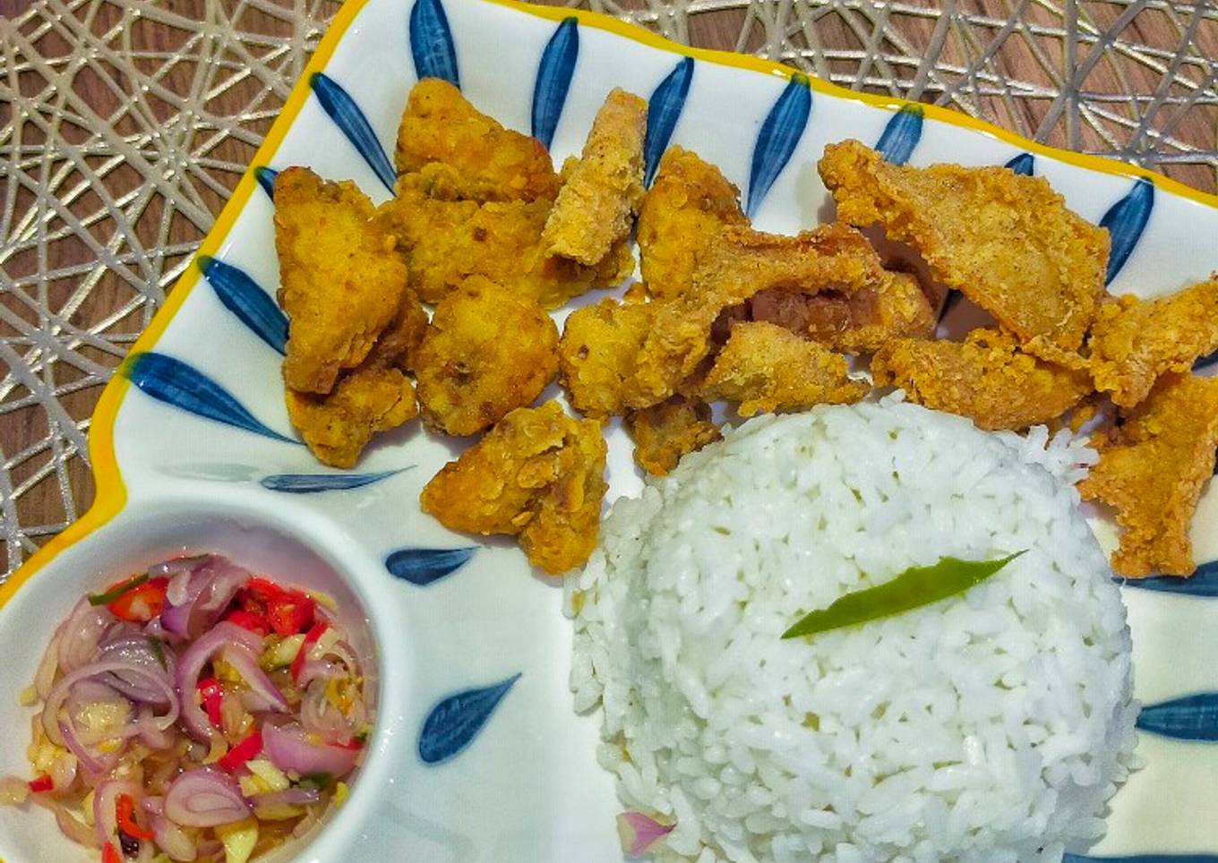 Ayam dengan kulit renyah dan sambal matah