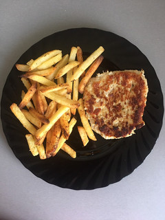 Una foto de Burger de pollo y rulo de Cabra y papas no fritas!