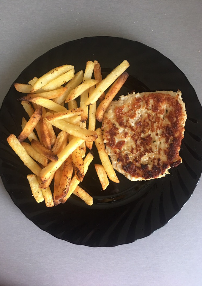 Una foto de Burger de pollo y rulo de Cabra y papas no fritas!