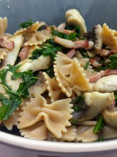 Une photo de Pâtes complètes champignons et lardons