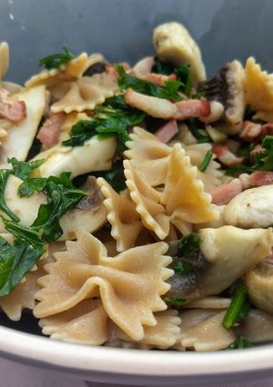 Une photo de Pâtes complètes champignons et lardons