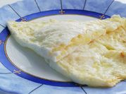 Une photo de gruyère râpé oeuf omelette