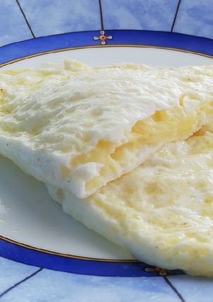 Une photo de Omelette blanche - blanc d’œuf avec de l'emmental à l'intérieur