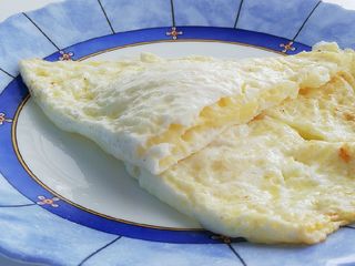 Omelette blanche - blanc d’œuf avec de l'emmental à l'intérieur