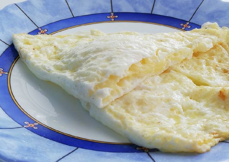 Omelette blanche - blanc d’œuf avec de l'emmental à l'intérieur
